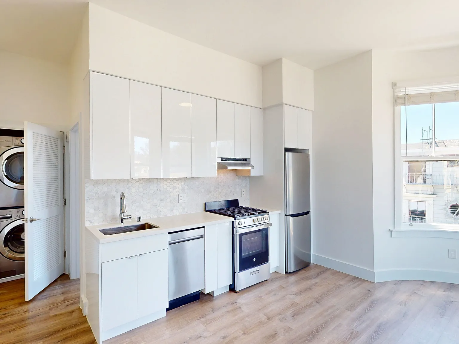 Top Floor 2br Near Haight-Ashbury & Golden Gate Park | In-Unit Laundry | Pet Friendly — Photo 2
