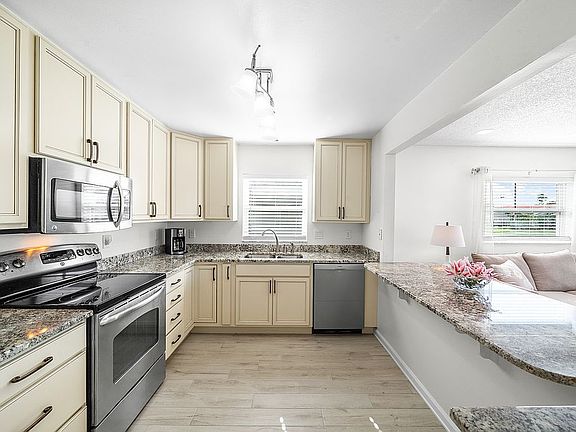 CUSTOM GRANITE KITCHEN