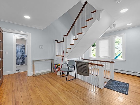 2nd image of 18 Mount Vernon St