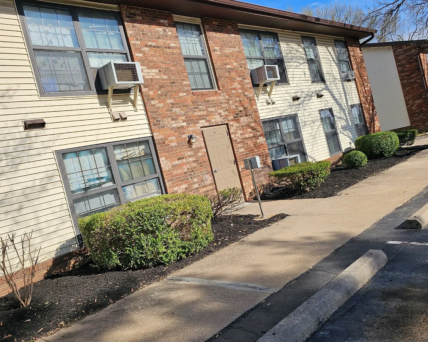 z-063026-Carbondale Towers — Photo 3