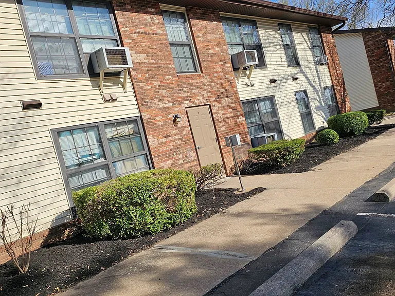 Carbondale Towers — Photo 3
