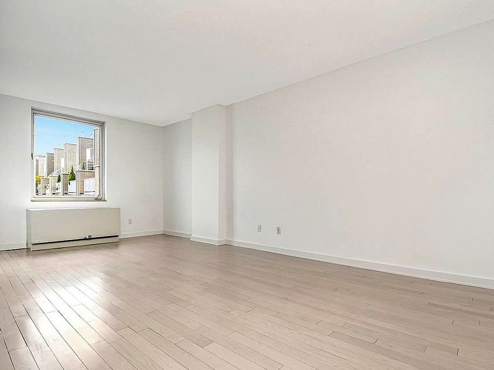 1st image of 250 Bedford Ave #129503