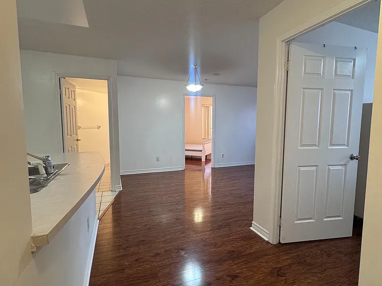25 Kingsbridge Garden Cir #2021 — Photo 11