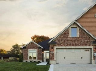 1246 Serenity Springs Dr, New Albany, IN 47150