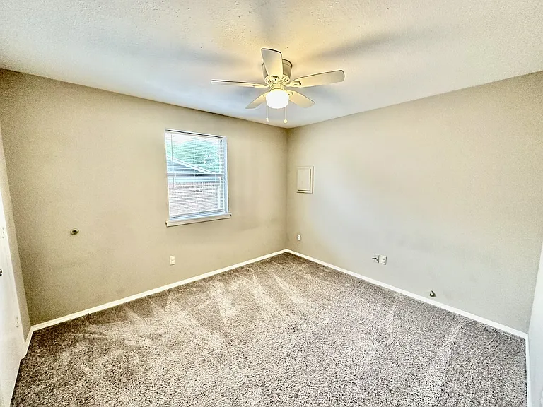2437 W Gum St — Photo 8