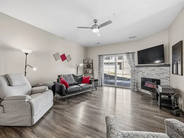 2869 Spring Rose Cir #102, Coralville, IA 52241