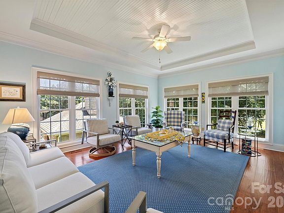 4th image of 929 Wessington Manor Ln