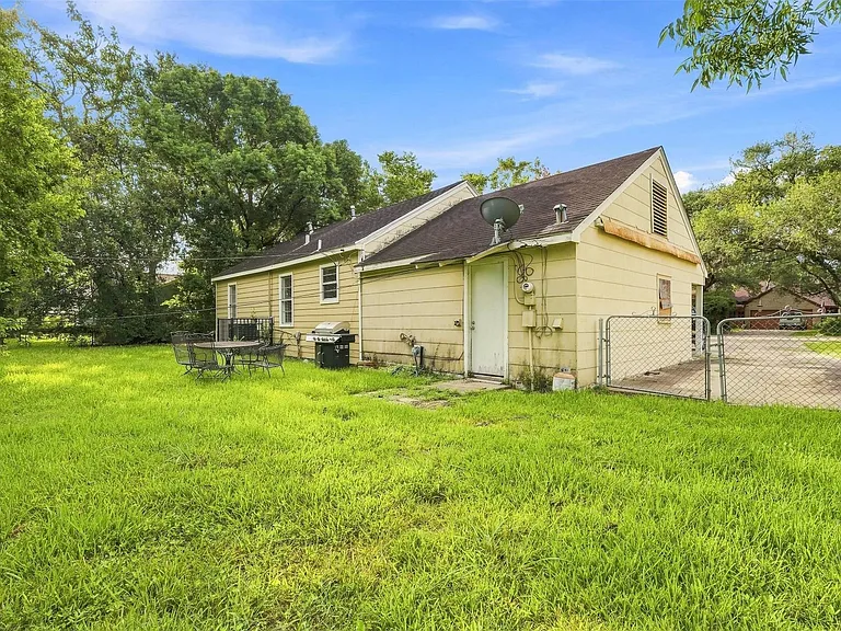 1914 Oaklawn Dr — Photo 21