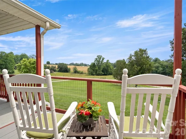 30 Countryside Dr, Hendersonville, NC 28792