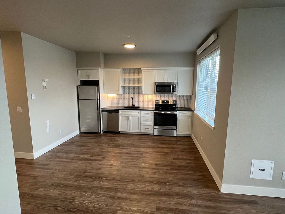 1st image of 1415 N Dekum St #302