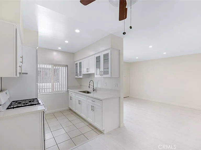 580 W Stocker St #4 — Photo 6