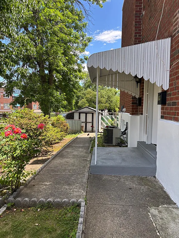 3 bed, 1.0 bath, 923 sqft, $1,800 — Photo 1