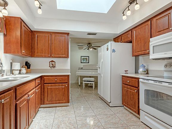 5th image of 4812 Squires Dr