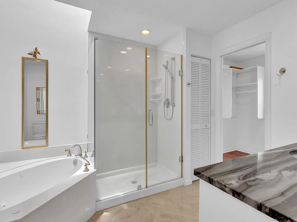 4 bed, 3.0 bath, 2374 sqft, $5,800 — Photo 4
