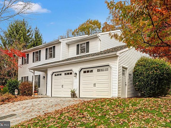 3rd image of 242 Persimmon Ln