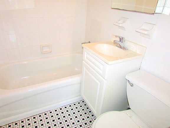 3rd image of 238 E 38th St