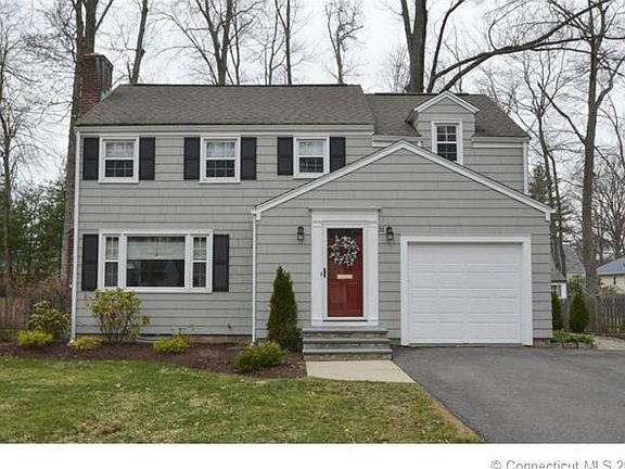 Welcome to 31 Mohegan Drive!