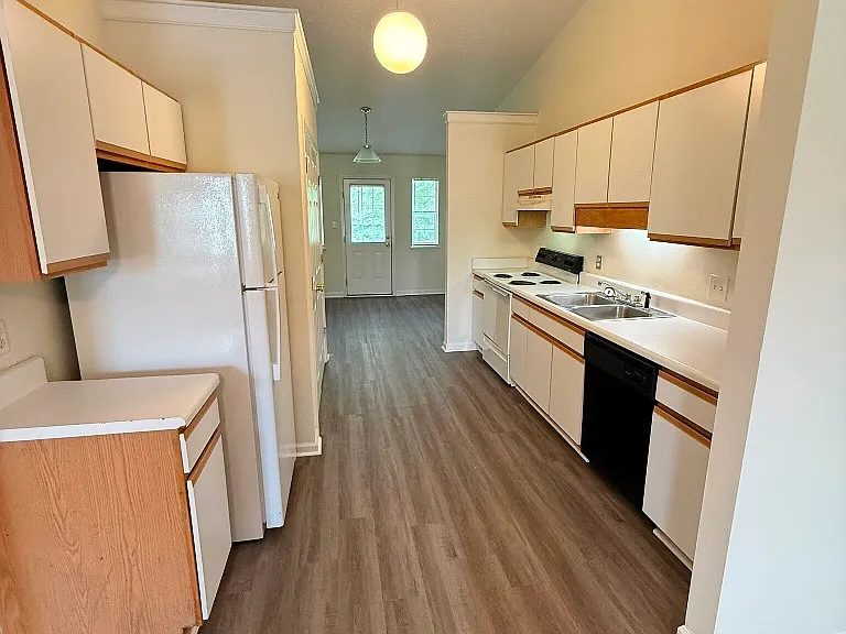 104 Benin Ct #B — Photo 8