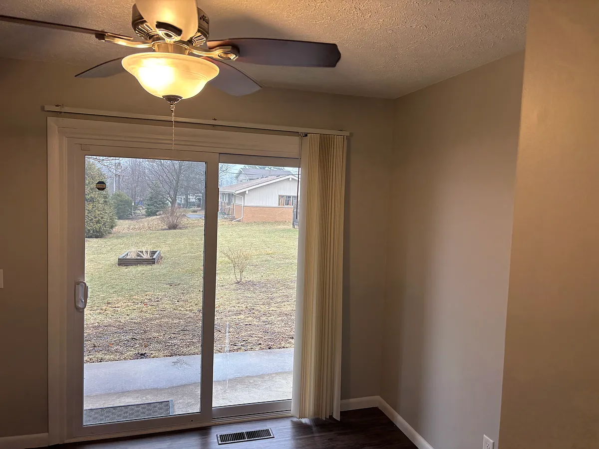 Building Photo - 304 Robinhood Ln #E