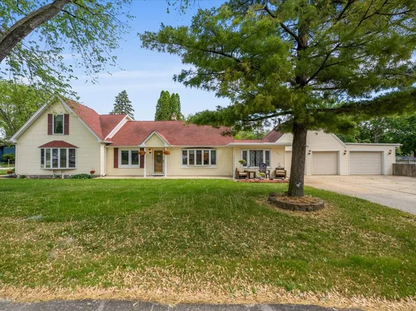 125 Maple Ct, Geneva, IL 60134