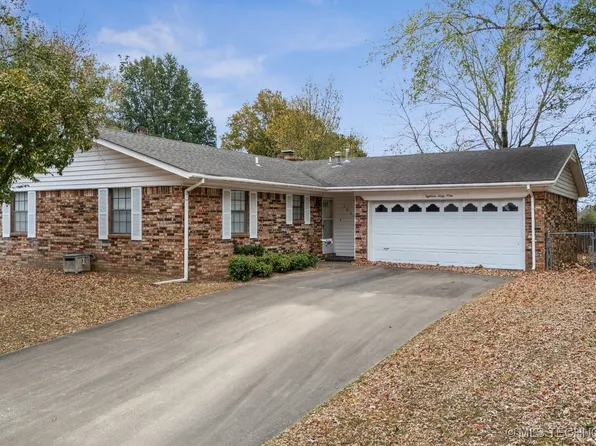 1869 Surrey Dr, Pryor, OK 74361