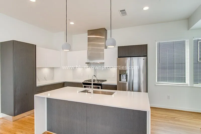 2 bed, 2.5 bath, 2086 sqft, $2,900 — Photo 4
