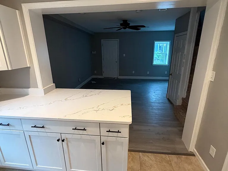 324 W Chestnut St — Photo 4