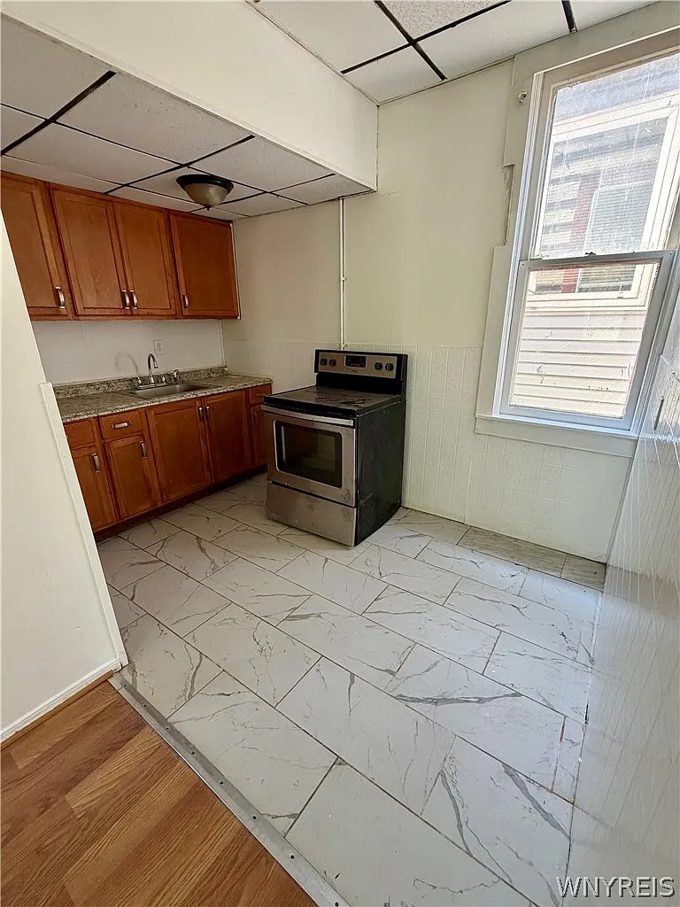 3 bed, 1.0 bath, 970 sqft, $1,300 — Photo 4