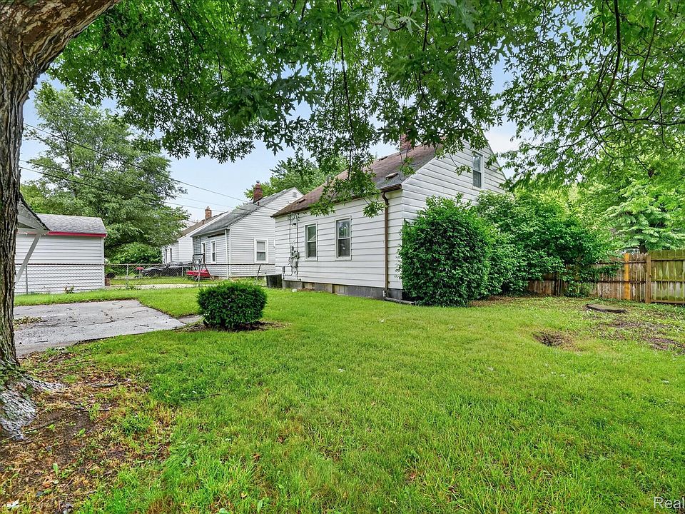 2nd image of 19209 Beaconsfield St