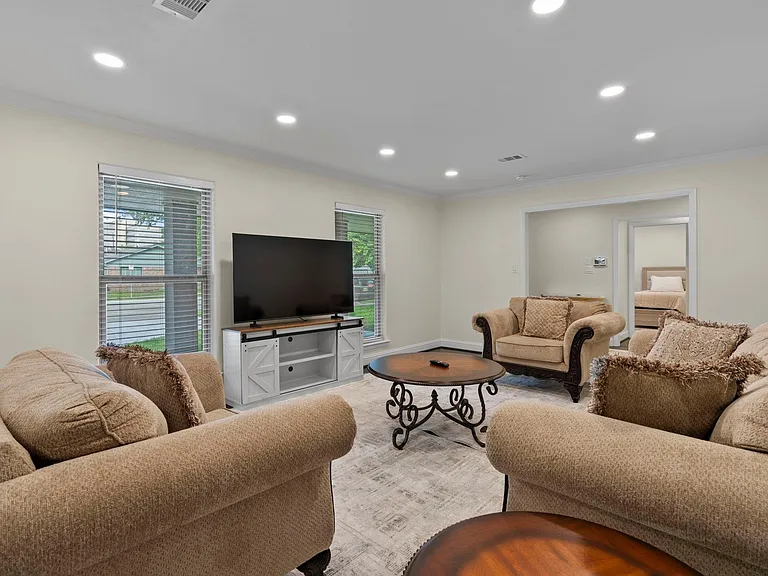 2402 Chimney Rock Rd — Photo 9