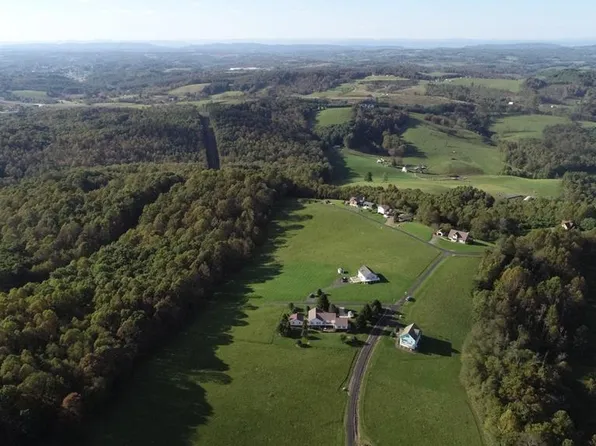 Poppy Trl, Hillsville, VA 24343