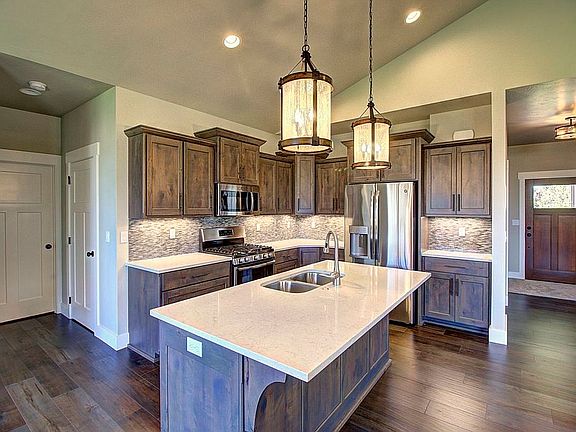 Kitchen / Island / Pantry 