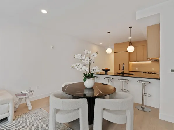 139 Christopher Columbus Drive image 4 of 33