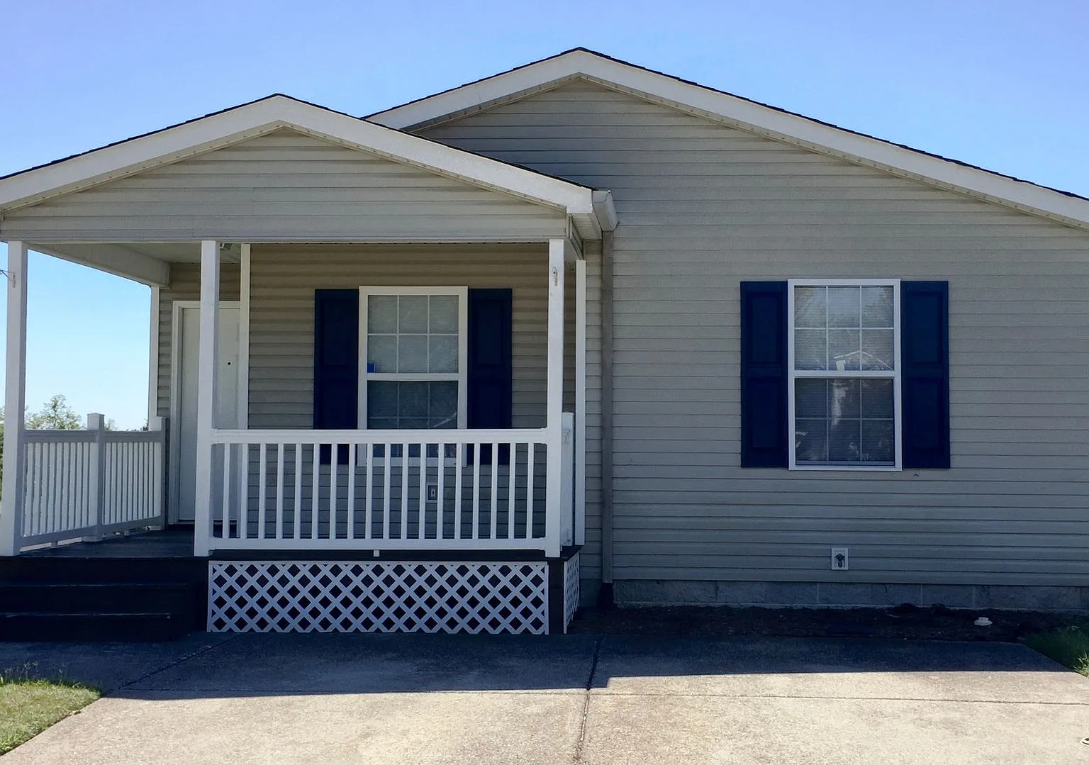 Three bedroom 2 bath single family home — Photo 1