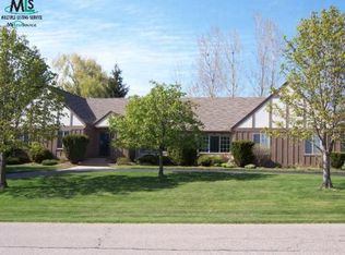 2910 N Rhineberry Rd, Rochester, MI 48309