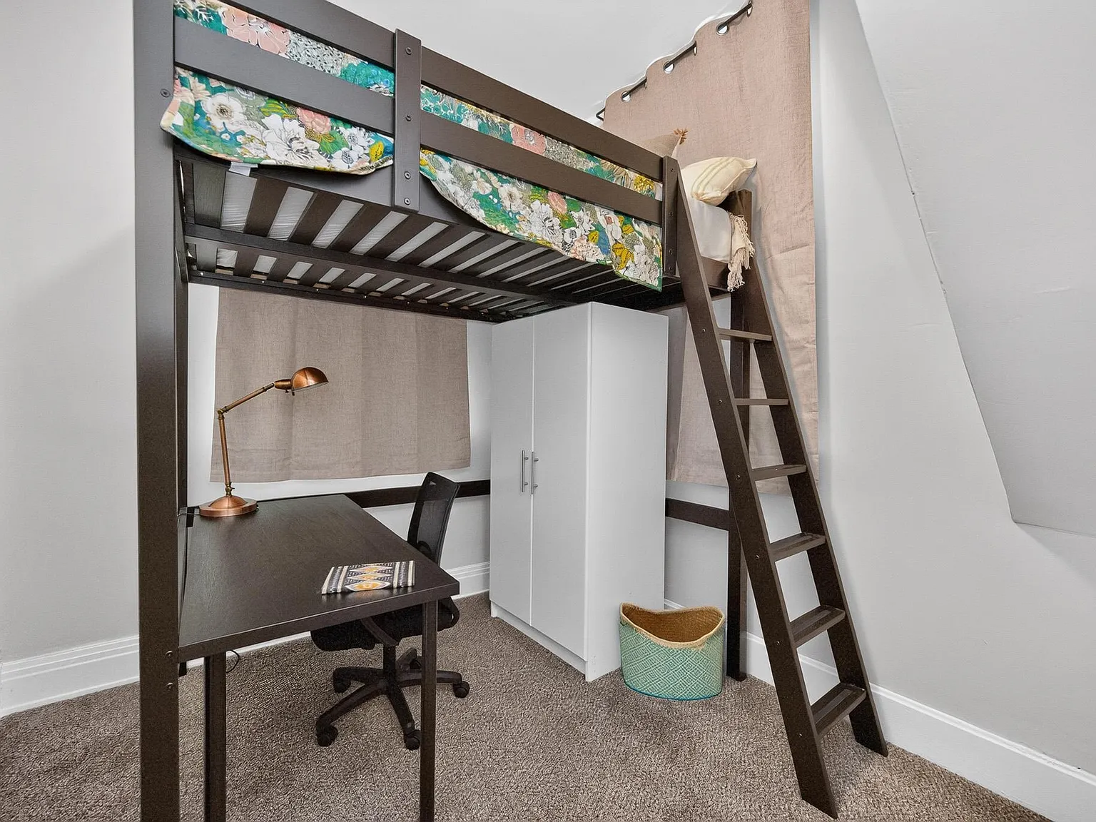 4 bed, 2.0 bath, 2000 sqft, $910 — Photo 1