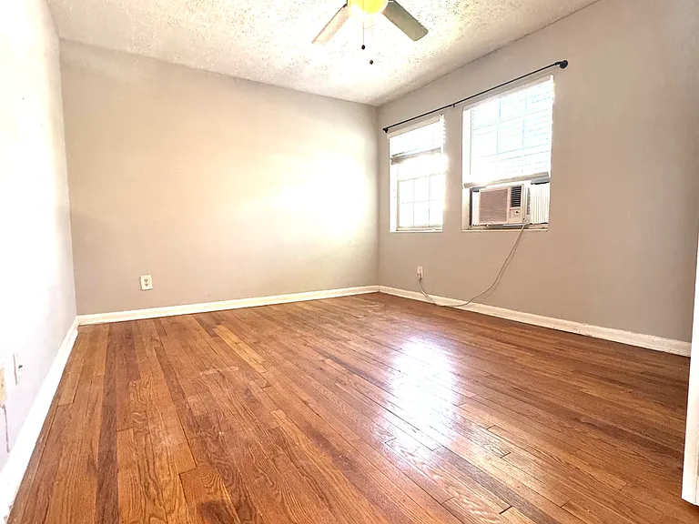 1040 Greenwood Ave NE #9 — Photo 4