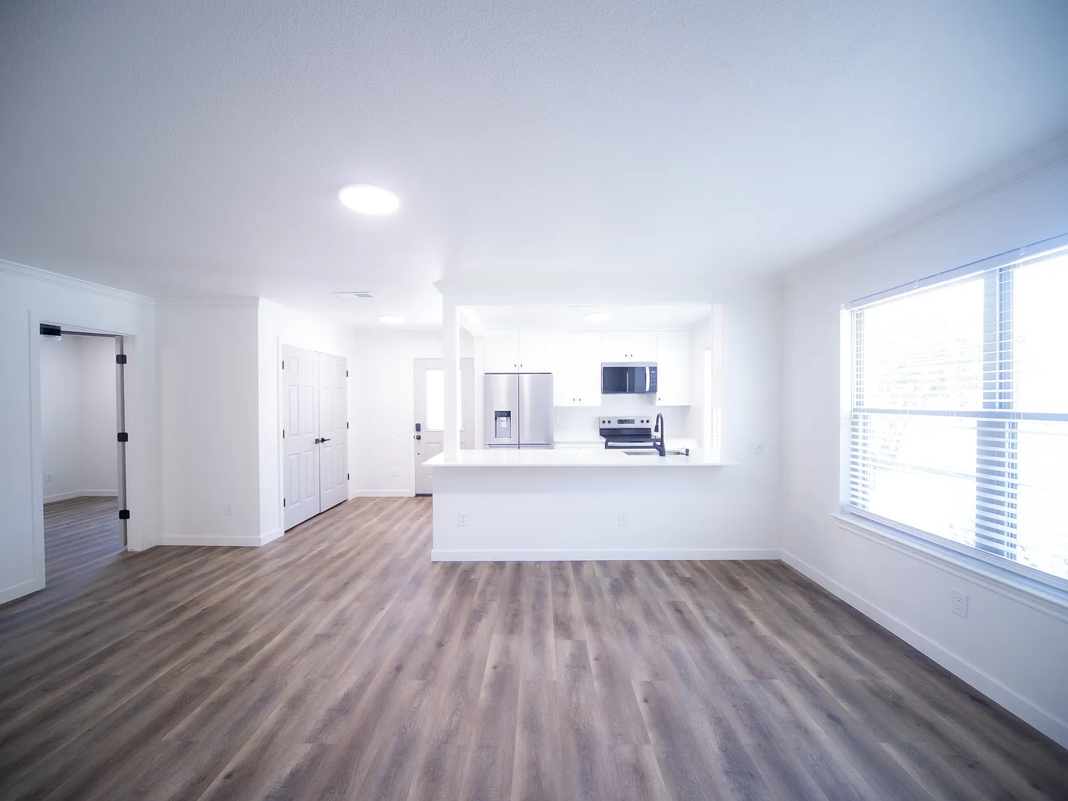 3 bed, 1100 sqft, $2,850 — Photo 2