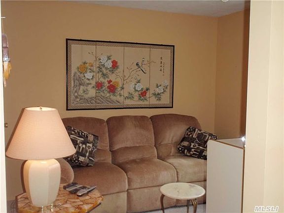 4th image of 2 Cambridge Dr W #2