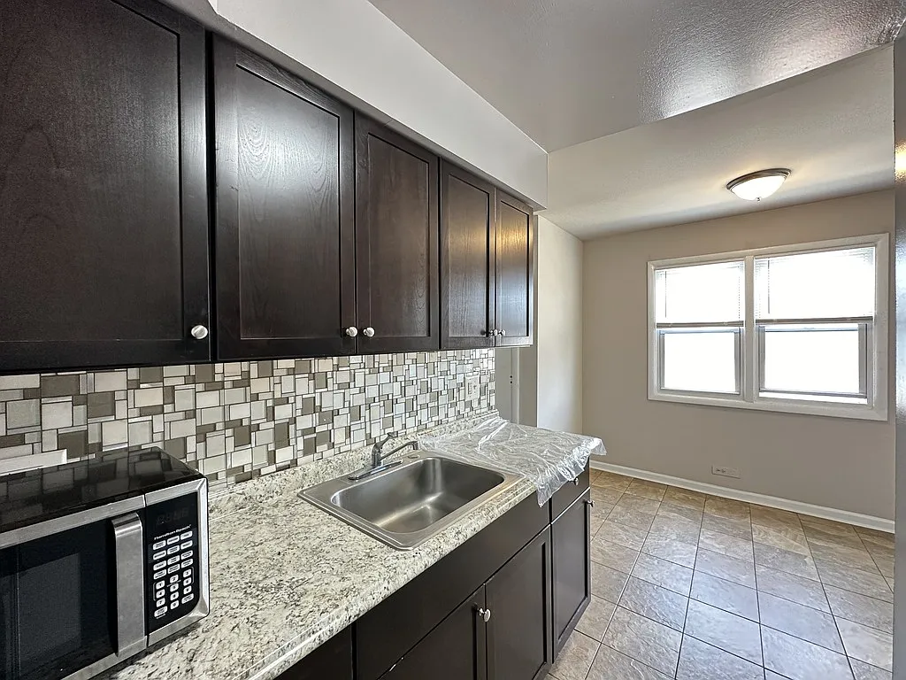 Charming 1 Bed, 1 Bath at Ivanhoe + 25th (Schiller Park) — Photo 4