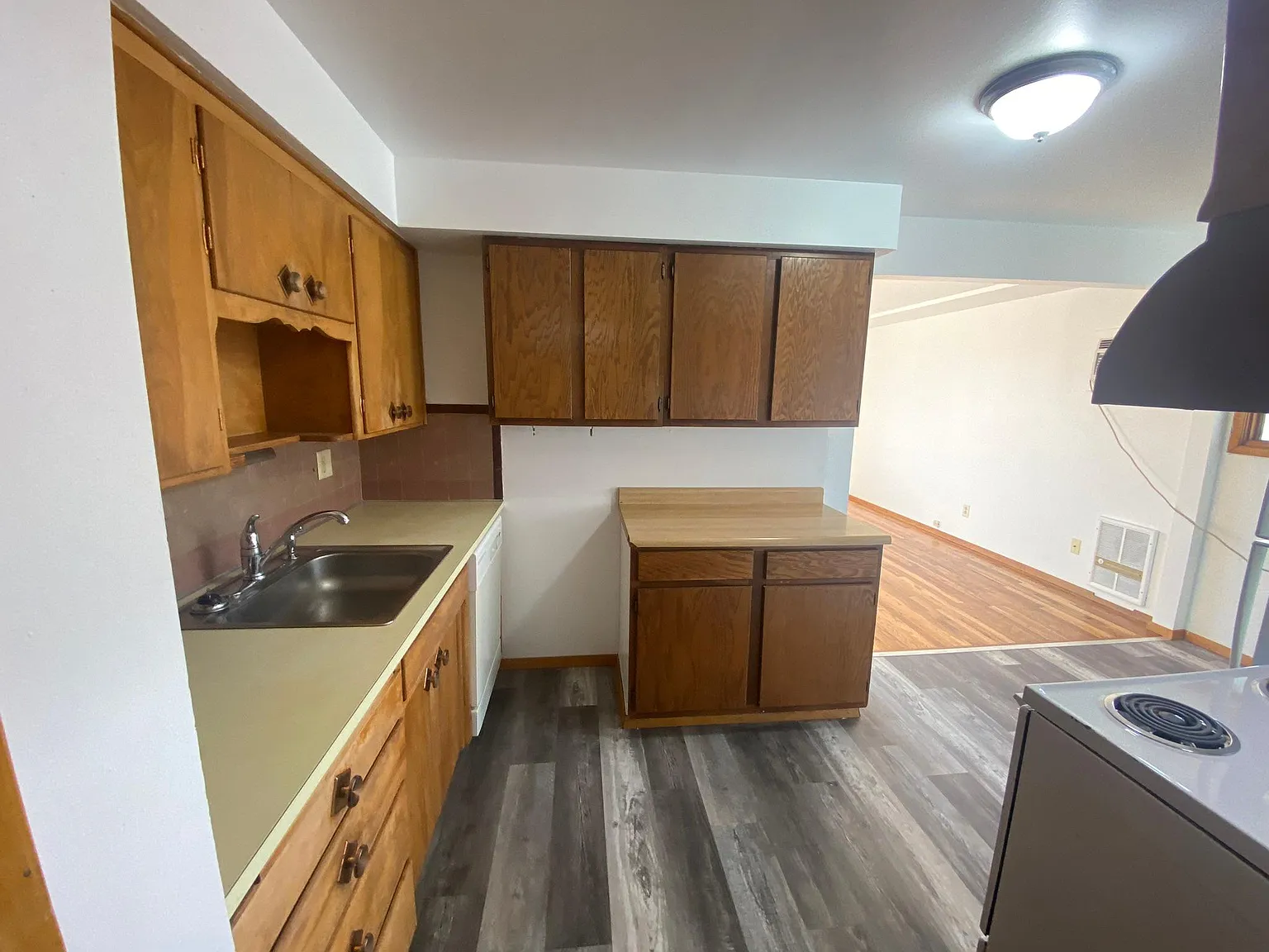 2 bed, 700 sqft, $1,275 — Photo 2