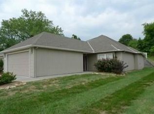 106 Heatherton Ct, Gladstone, MO 64118