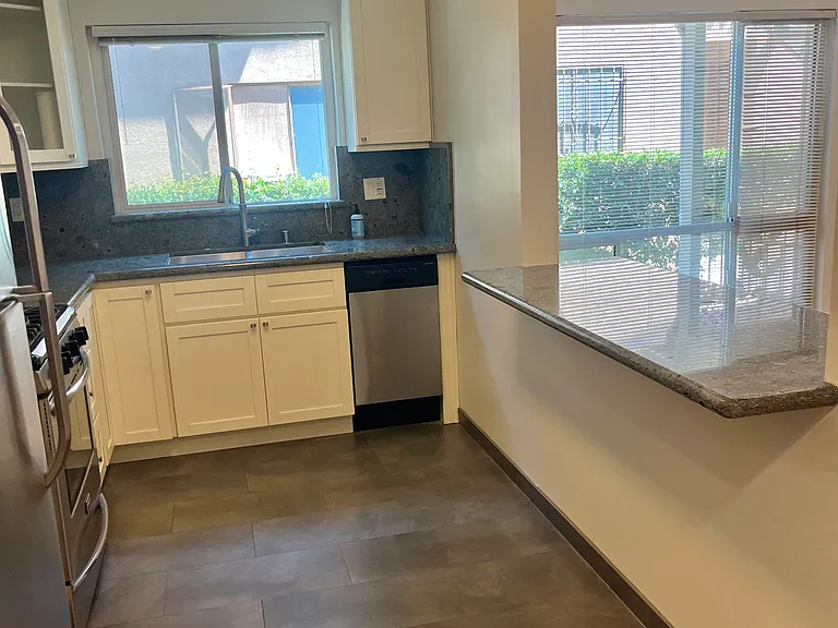 102 N Hayworth Ave #3 — Photo 2