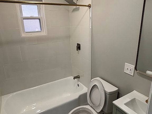 4th image of 224 Woods Ave