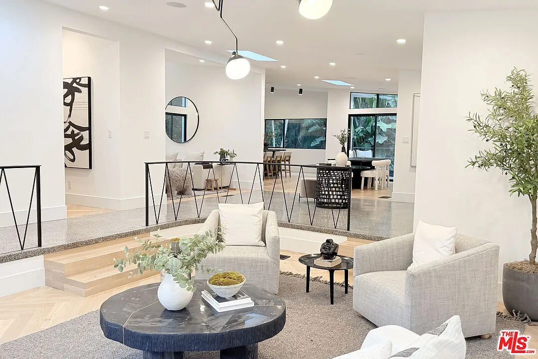 3 bed, 4.0 bath, 2698 sqft, $20,000 — Photo 2
