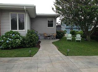 25 Middle Rd, Narragansett, RI 02882