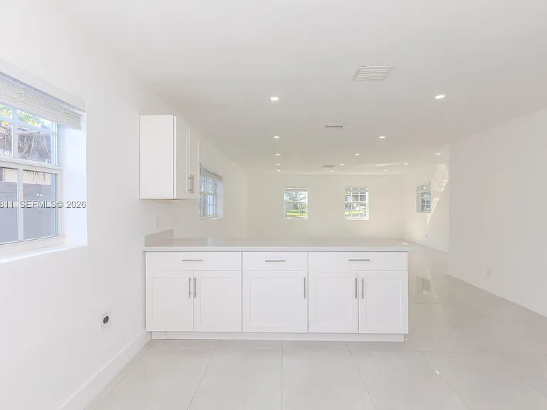 913 NE 2nd St — Photo 12