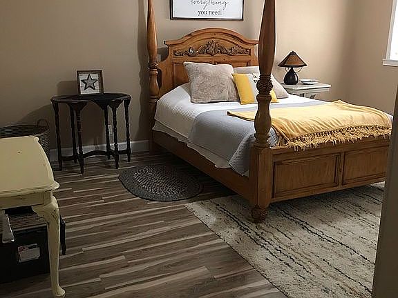 Spare bedroom 
