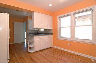 3rd image of 8822 S Oglesby Ave