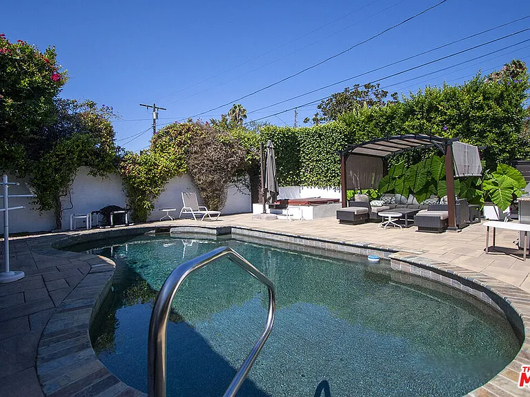 1173 S Point View St — Photo 17